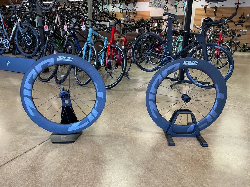 Zipp 808 Firecrest Tubeless Disc-Brake Carbon Wheelset 1